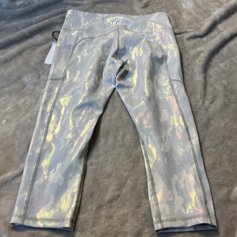 NWT zyia silver camo metallic light n tight Capri - Picture 4 of 5